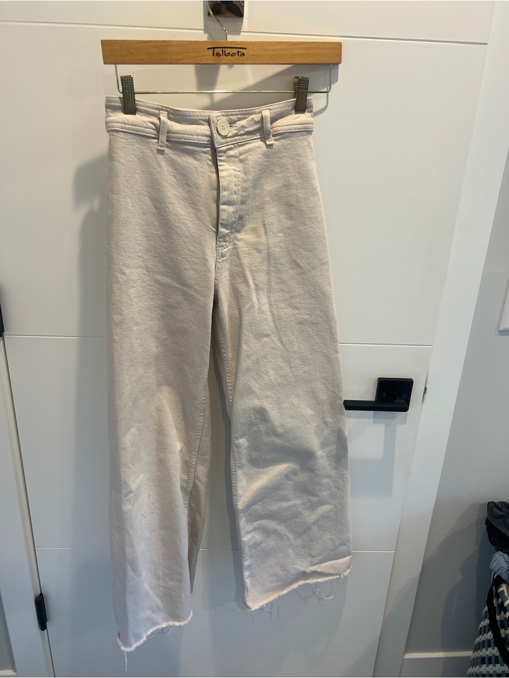 Stylish wide-leg jeans in the season’s hot color Khaki.